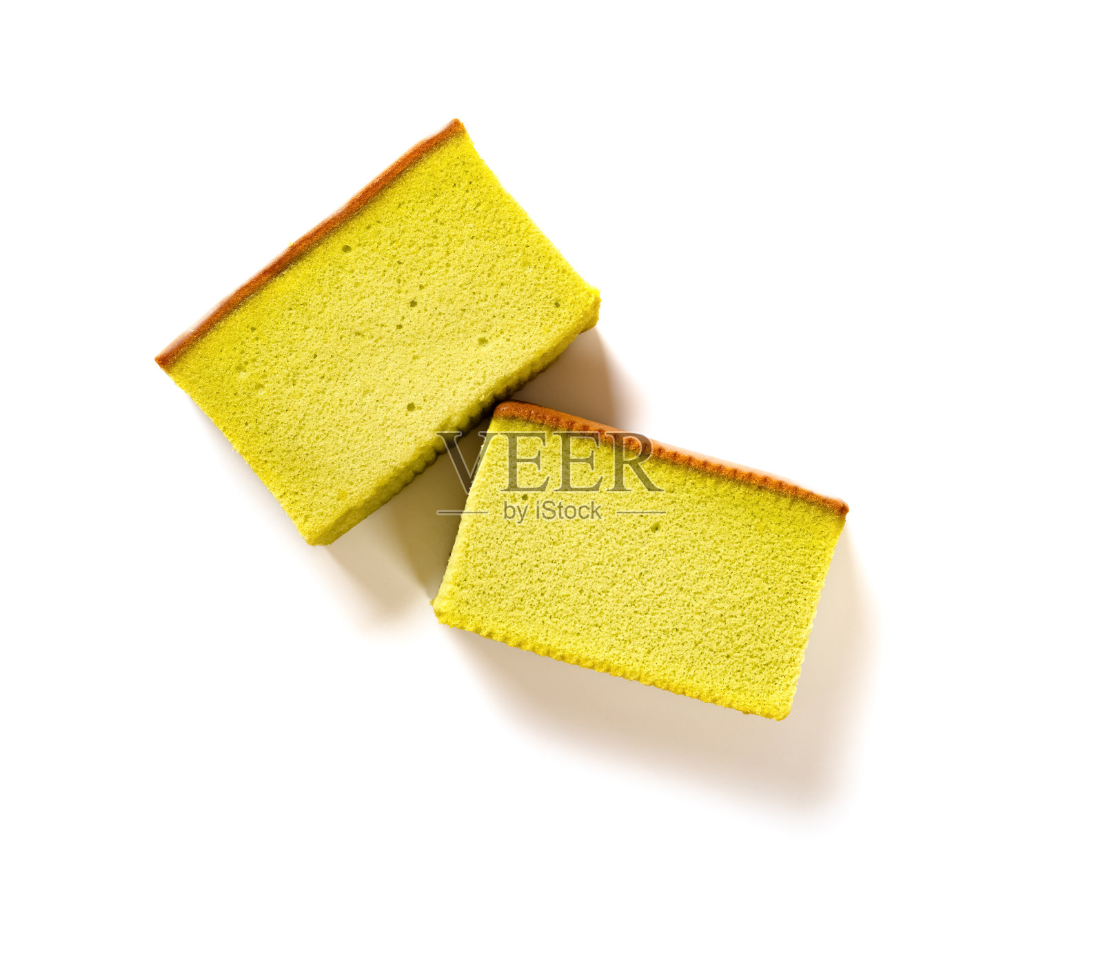 顶视图抹茶口味蛋糕上的白色背景照片摄影图片