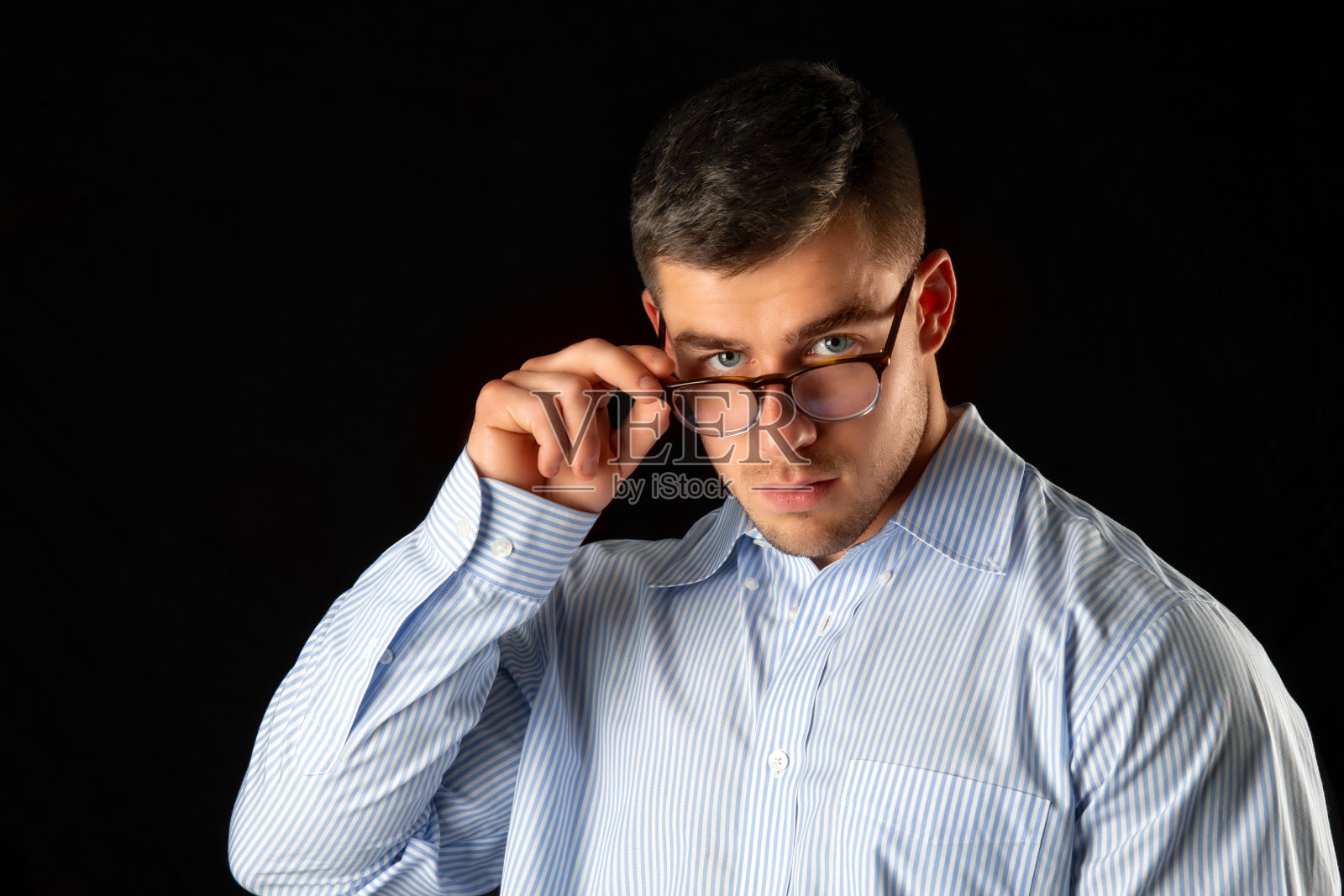 从眼镜上看过去的男人照片摄影图片