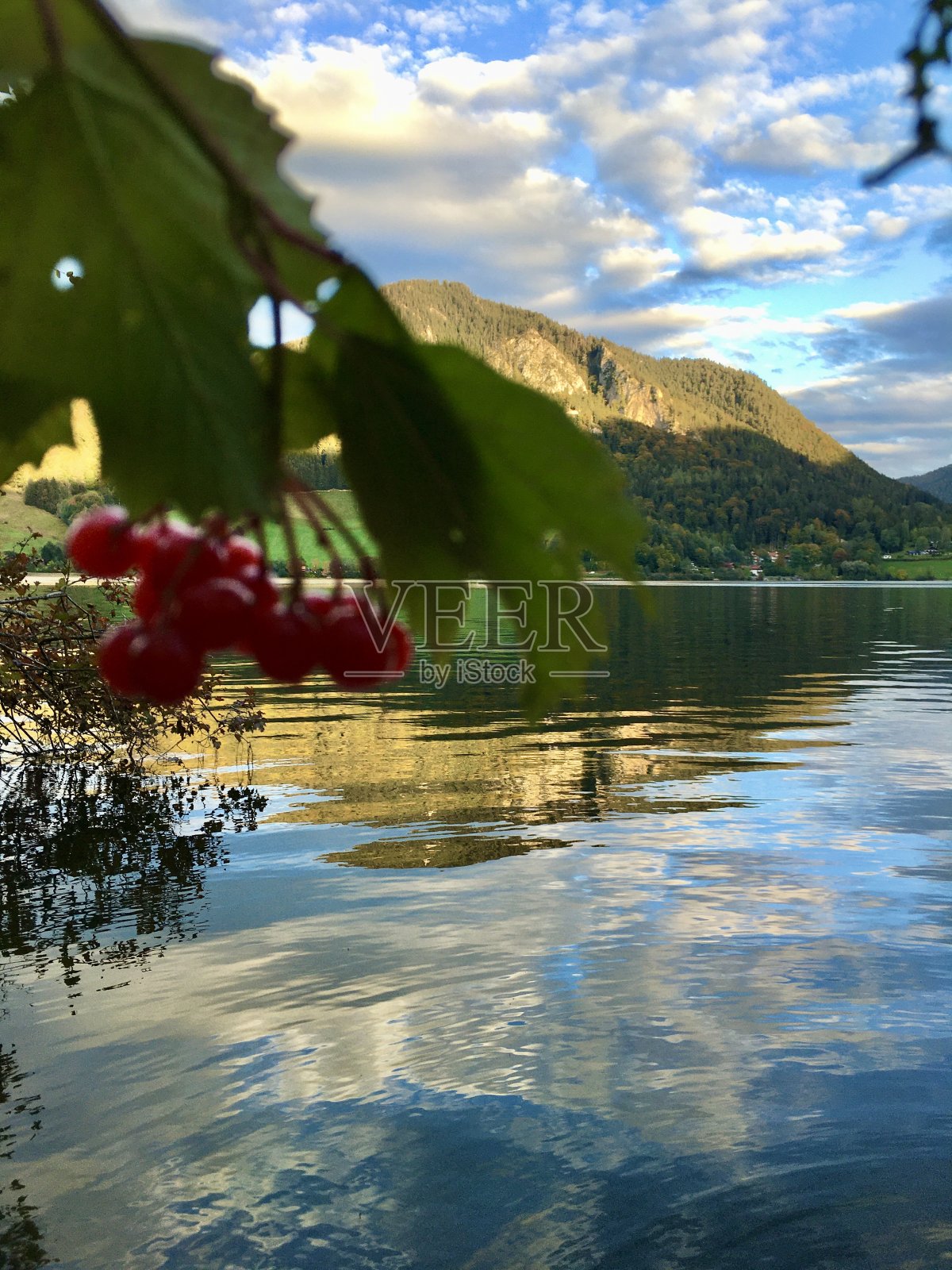 Schliersee是位于巴伐利亚阿尔卑斯山脉上巴伐利亚的一个天然湖泊。它位于米斯巴赫区Schliersee小镇的旁边。照片摄影图片