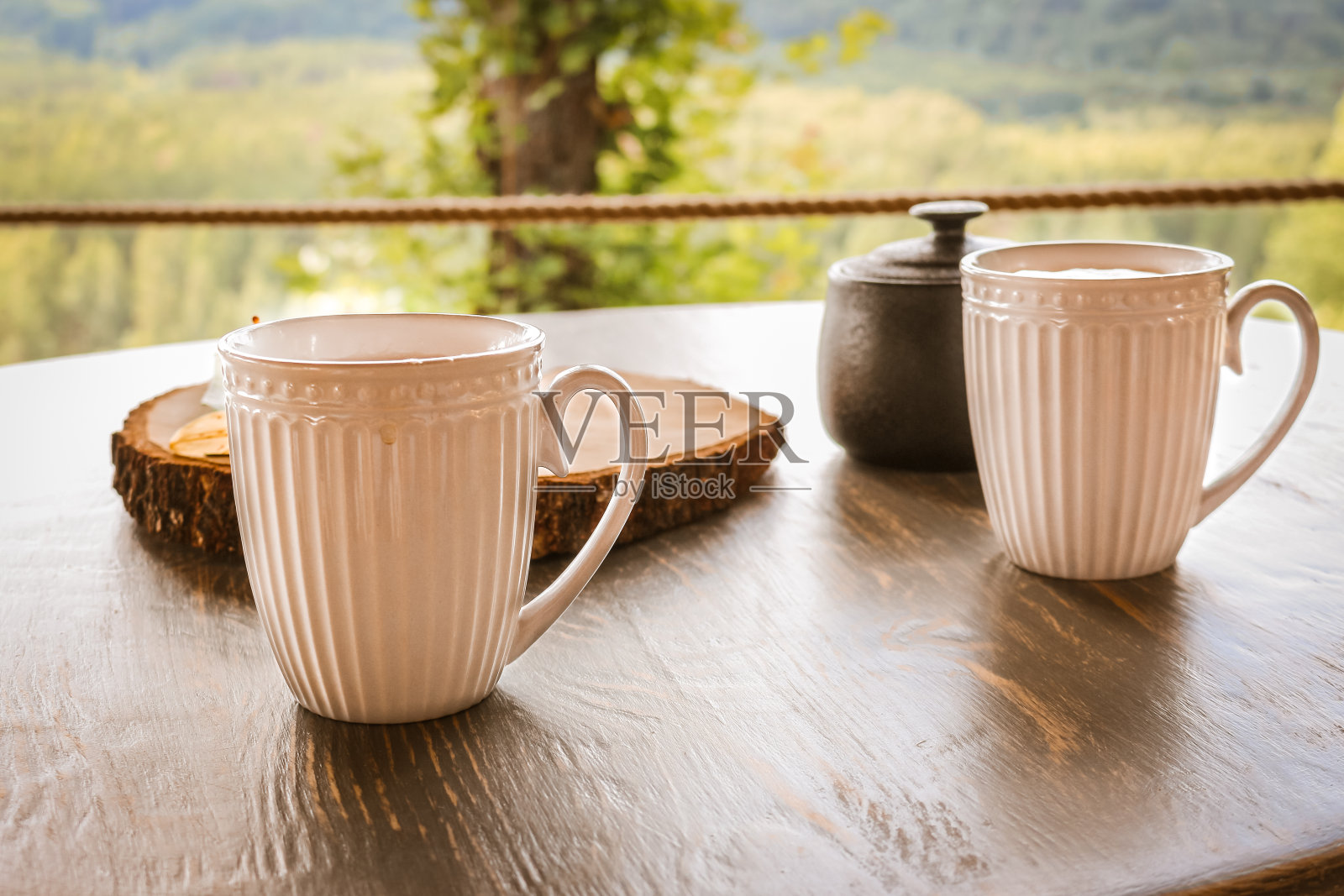 美味的咖啡端在花园里的旧木桌上照片摄影图片