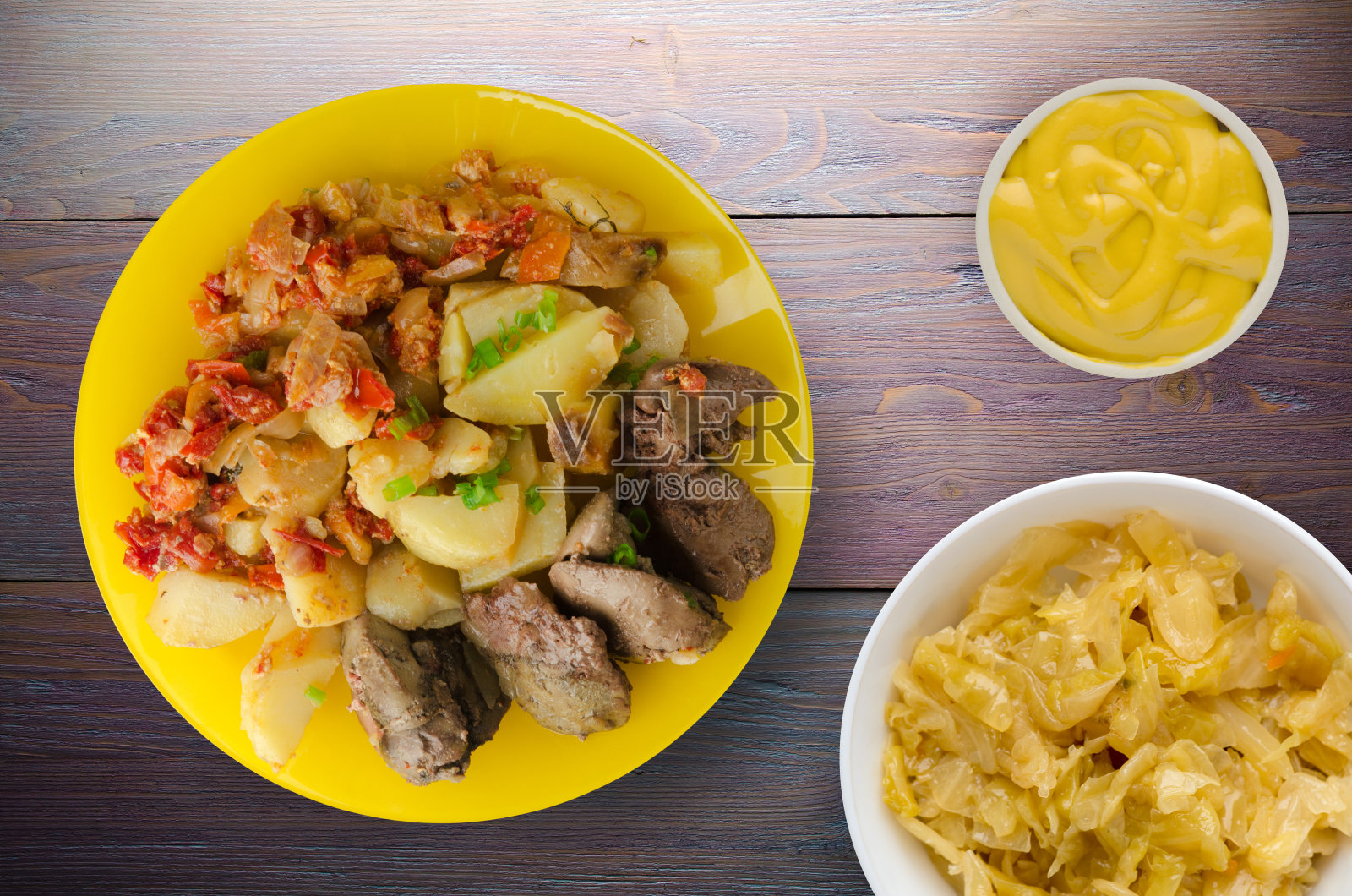 土豆炒肝和炖番茄。照片摄影图片