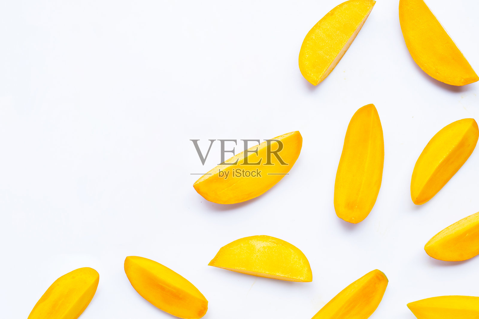 热带水果，白色背景上的芒果片。照片摄影图片