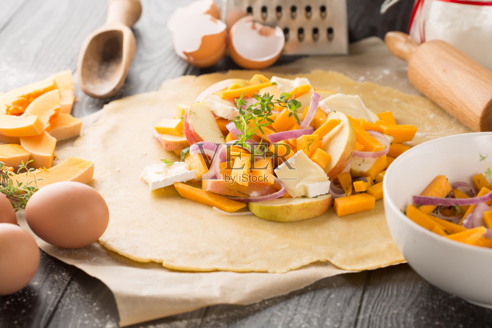 秋季传统自制苹果和南瓜派为秋季节日。照片摄影图片