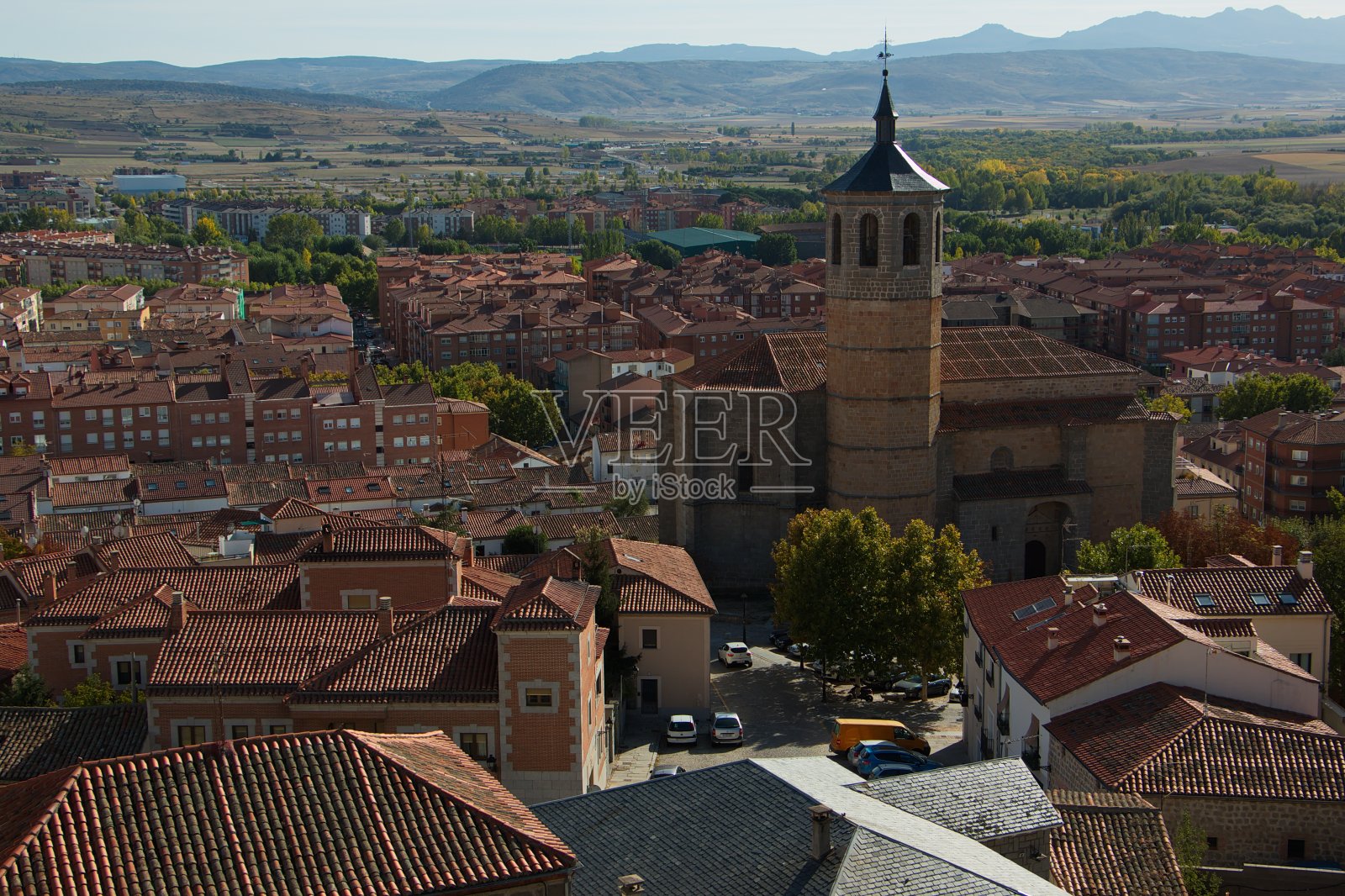 从阿维拉的墙壁观看圣地亚哥教堂，卡斯蒂利亚León，西班牙，欧洲照片摄影图片