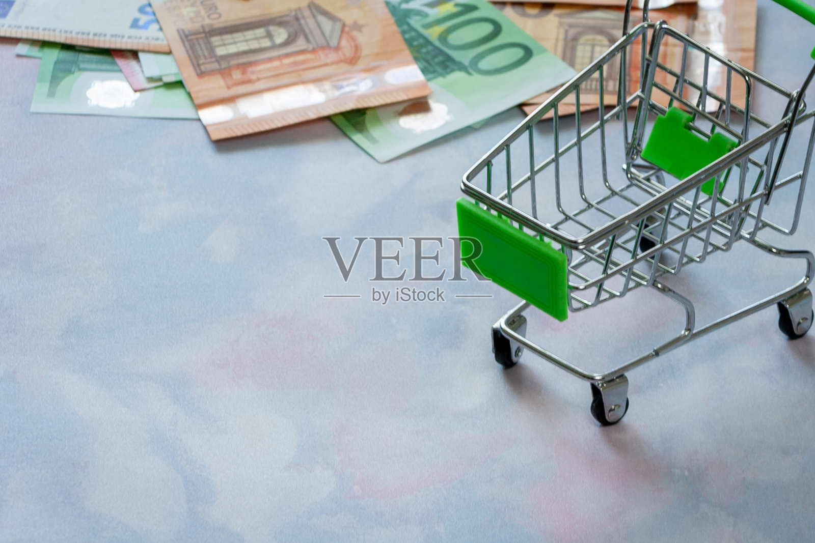微型购物车与纸币的特写照片摄影图片