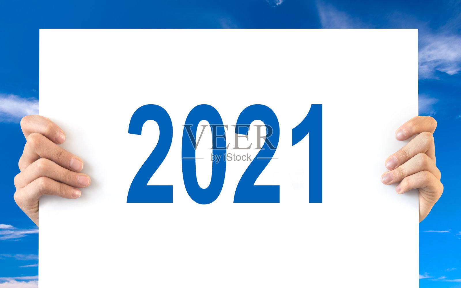 手握白板，有2021年，蓝天背景照片摄影图片