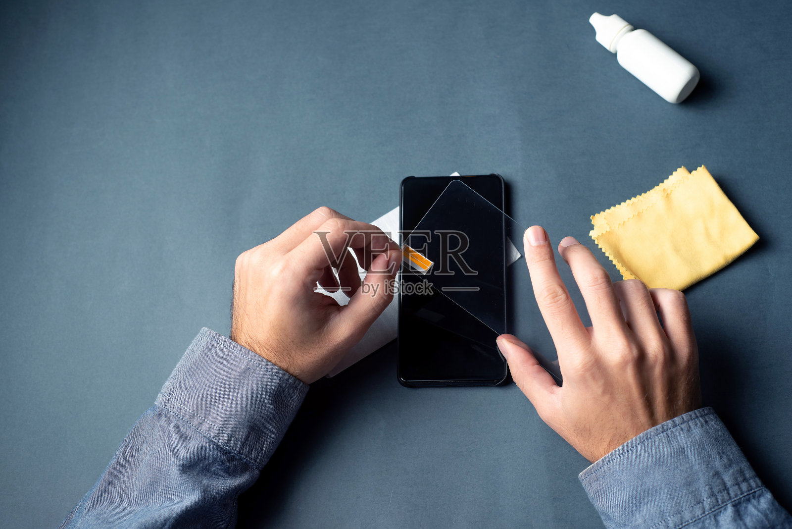 在涂上防刮保护玻璃之前，清洁手机显示屏照片摄影图片