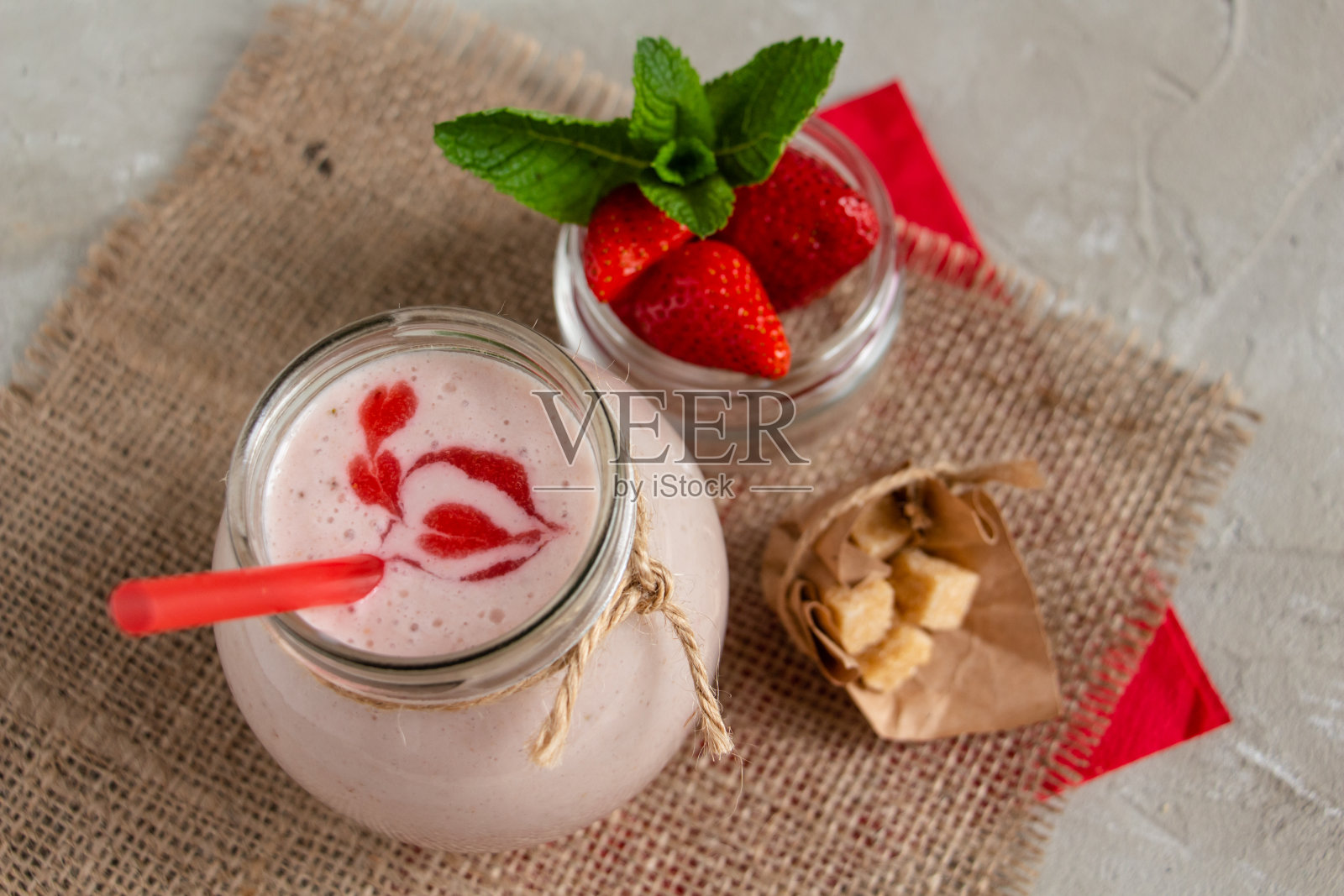 美味健康的草莓奶昔在一个罐子，草莓和蔗糖与红心草莓果酱照片摄影图片