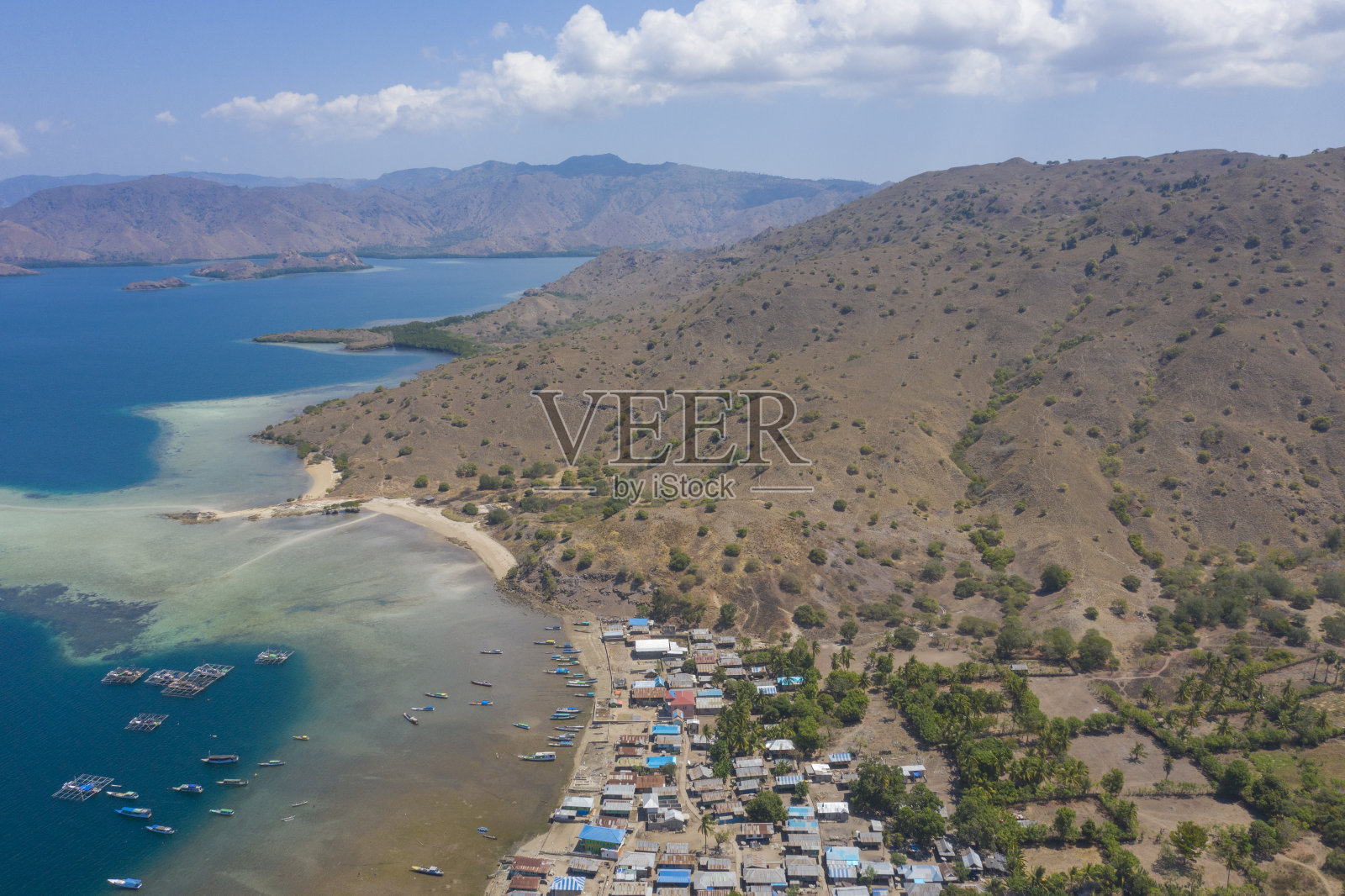 科莫多村鸟瞰图。科莫多是印度尼西亚东努沙登加拉省西芒加莱摄政区科莫多区的一个村庄和岛屿。这个村庄包括科莫多岛和周围的小岛。照片摄影图片