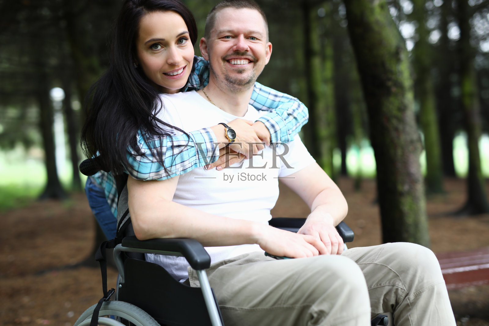 美女拥抱丈夫照片摄影图片