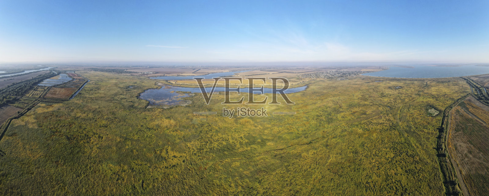 乌克兰敖德萨州伊兹梅尔雷昂的隆湖和卡特拉布赫湖上的鸟瞰图照片摄影图片