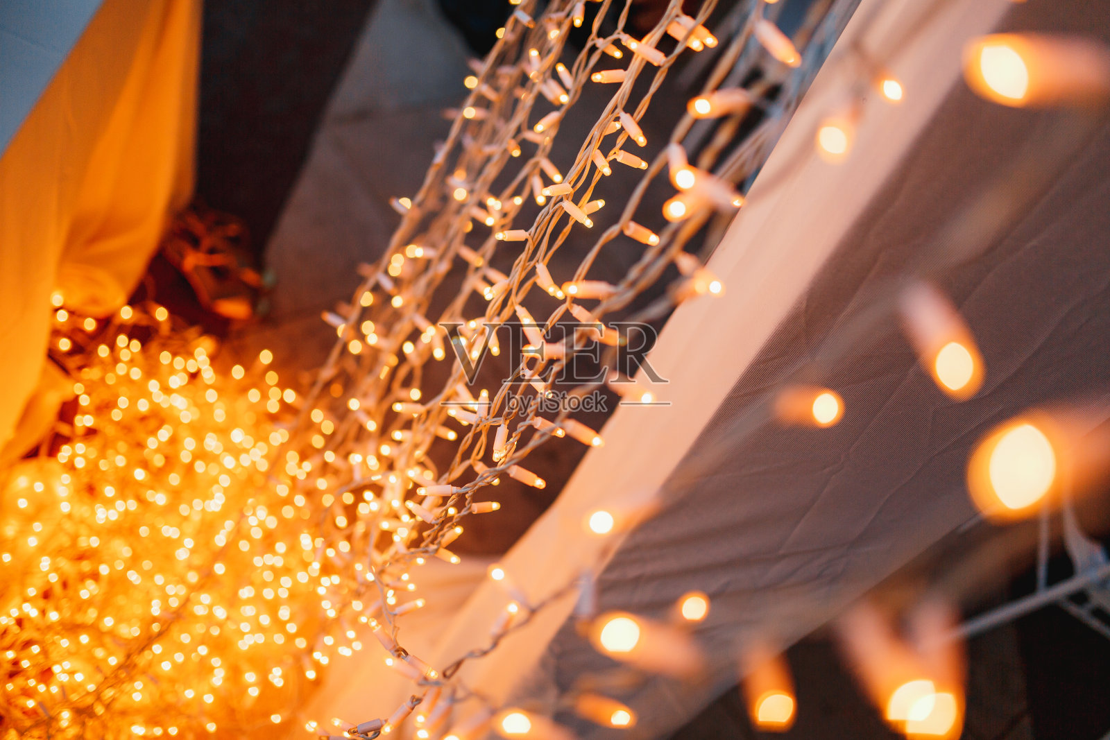 圣诞节黄金背景。金色假日的光辉背景。闪烁的星星散焦背景。模糊散景窗帘照片摄影图片