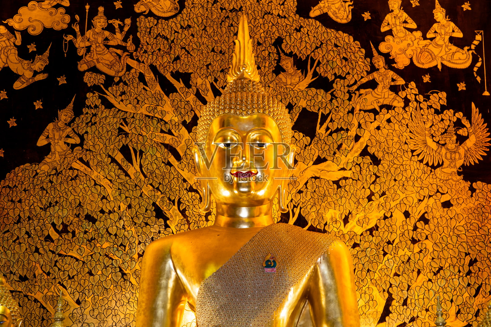 圣座殿后有金佛和菩提树的金色壁画。照片摄影图片