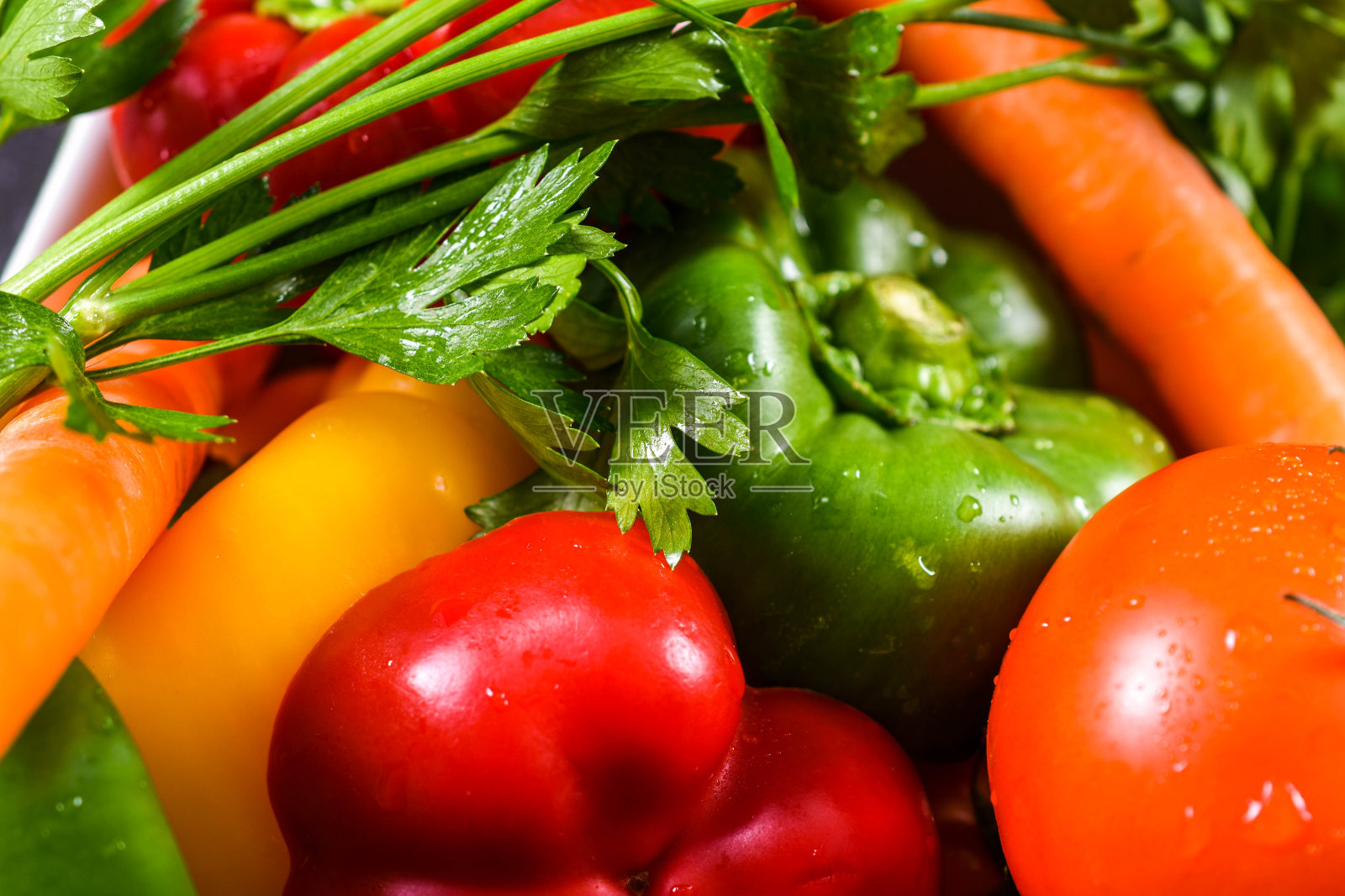 桌上各种各样的新鲜蔬菜。特写镜头照片摄影图片