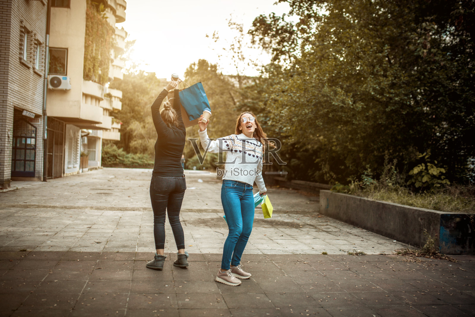 年轻女子在大街上走着照片摄影图片
