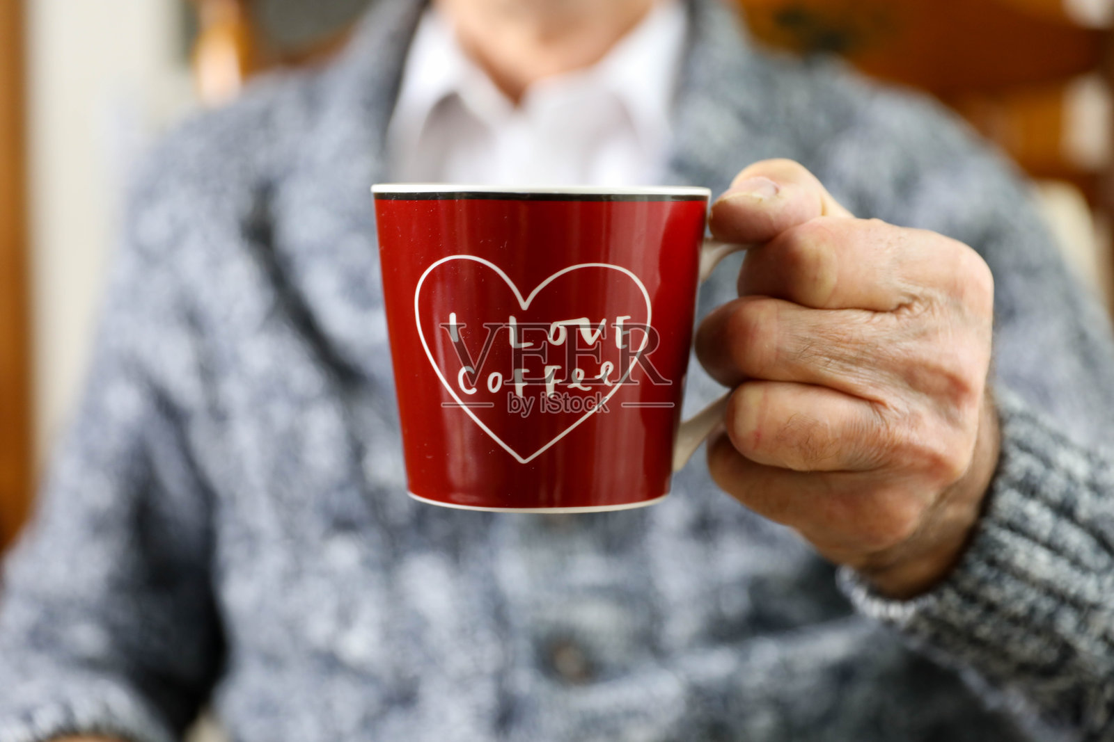 老商人喝咖啡照片摄影图片