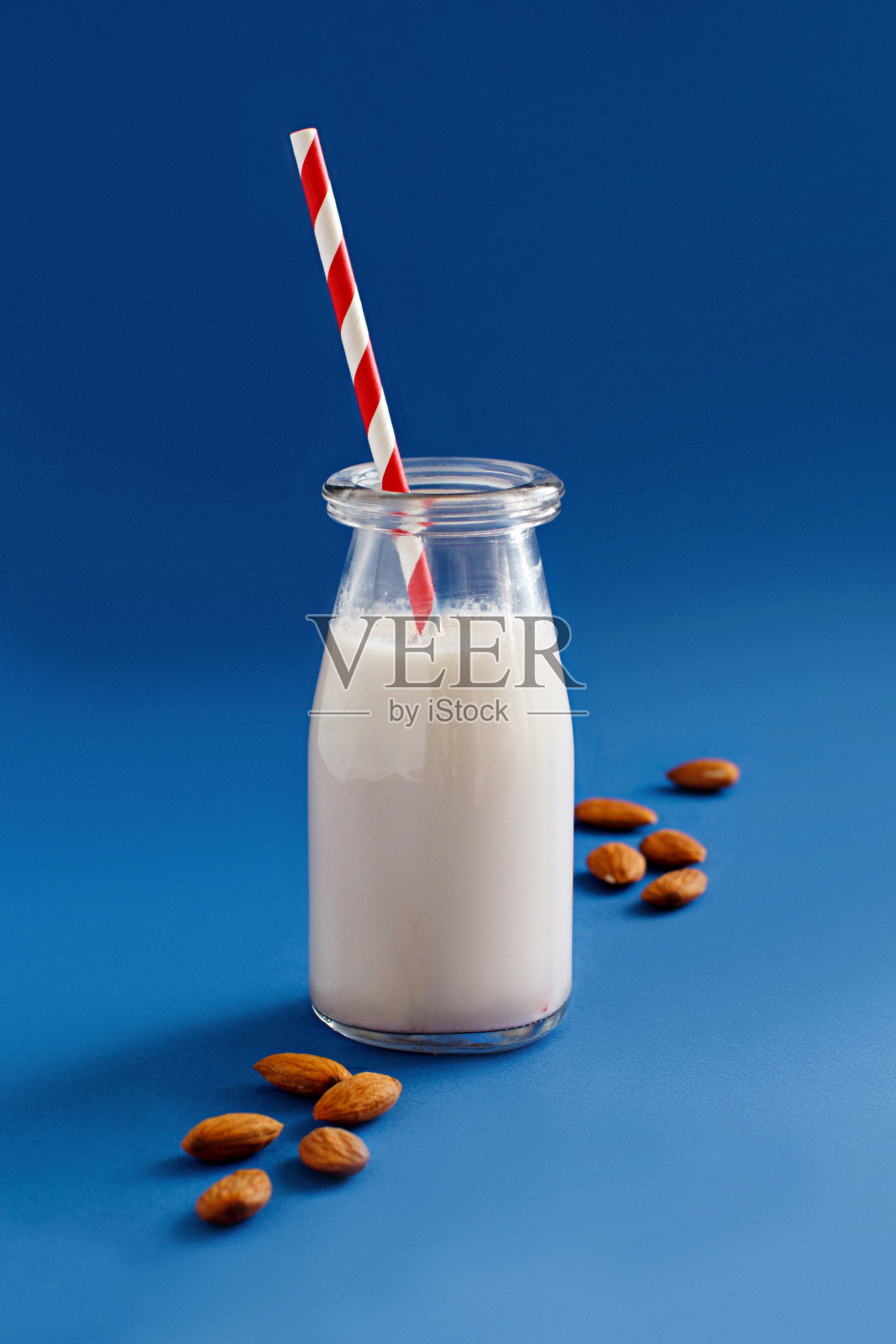 纯杏仁奶，非乳制品替代牛奶照片摄影图片