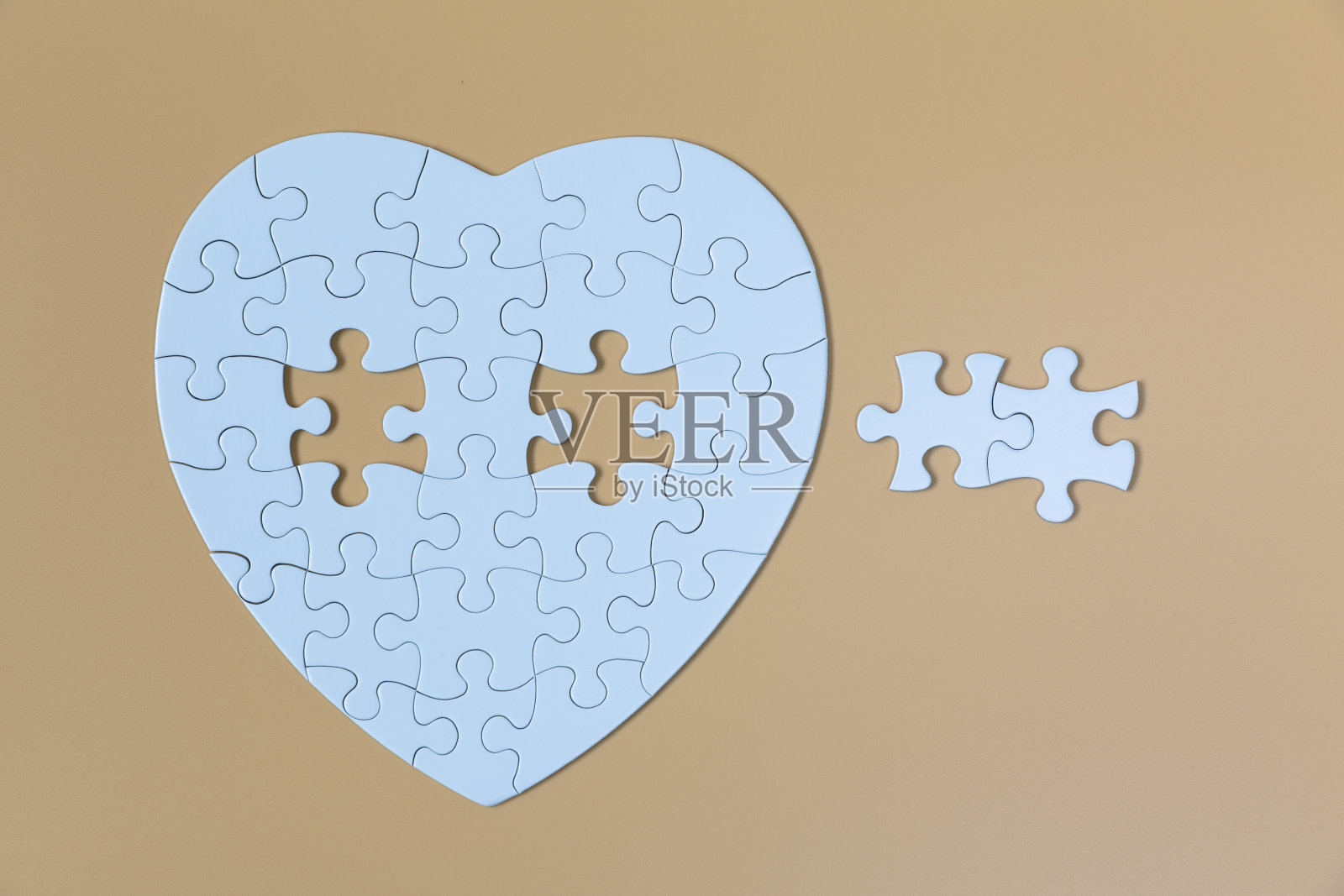 黄色背景上的一块白色拼图。团队合作的概念。联想和联系的象征。商业策略。照片摄影图片