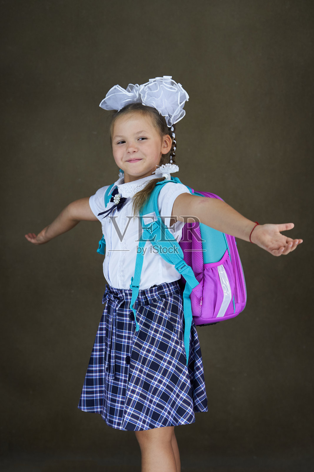 背着书包的女学生。6岁的女学生照片摄影图片