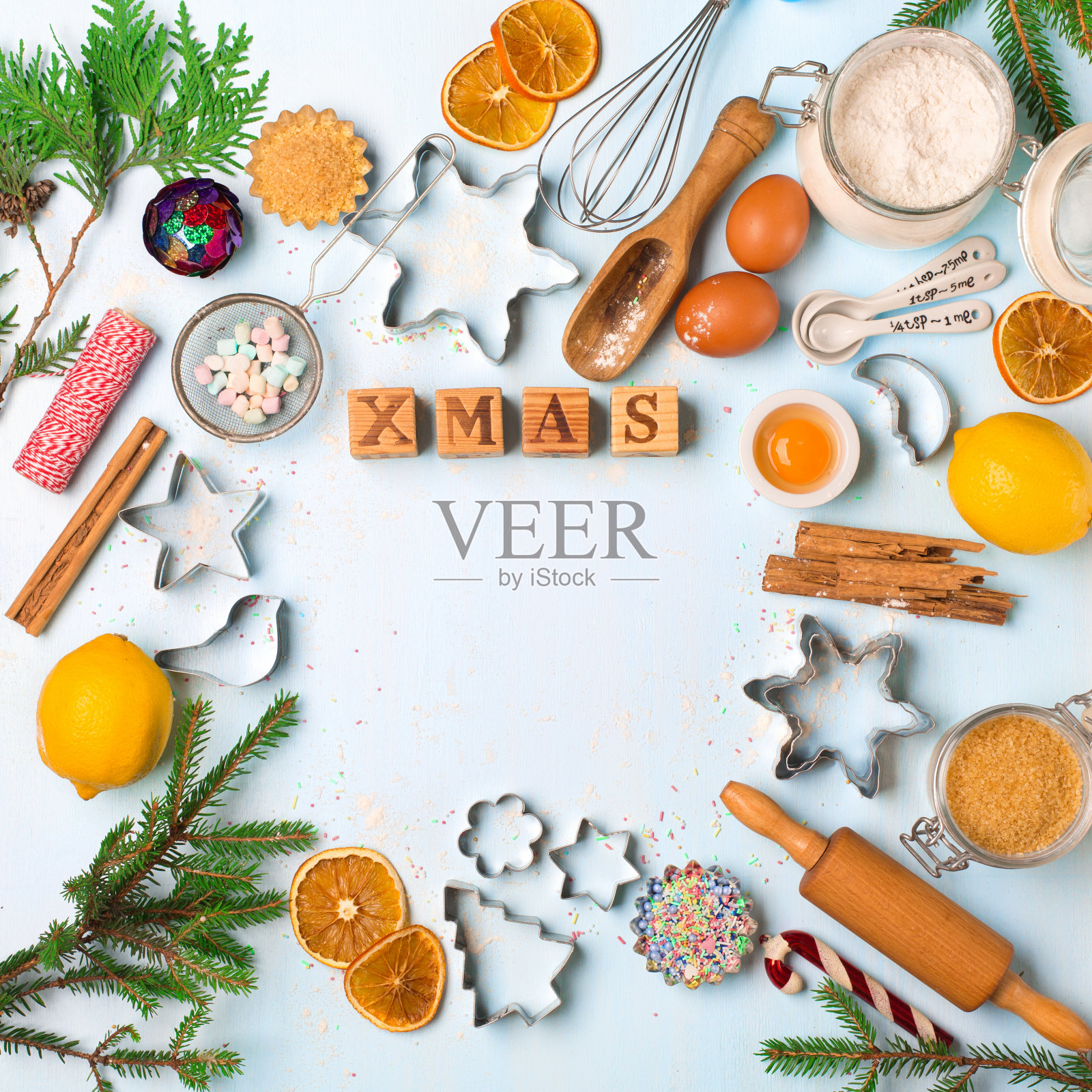 圣诞烘焙的原料-面粉，香料，鸡蛋和饼干切割机。照片摄影图片