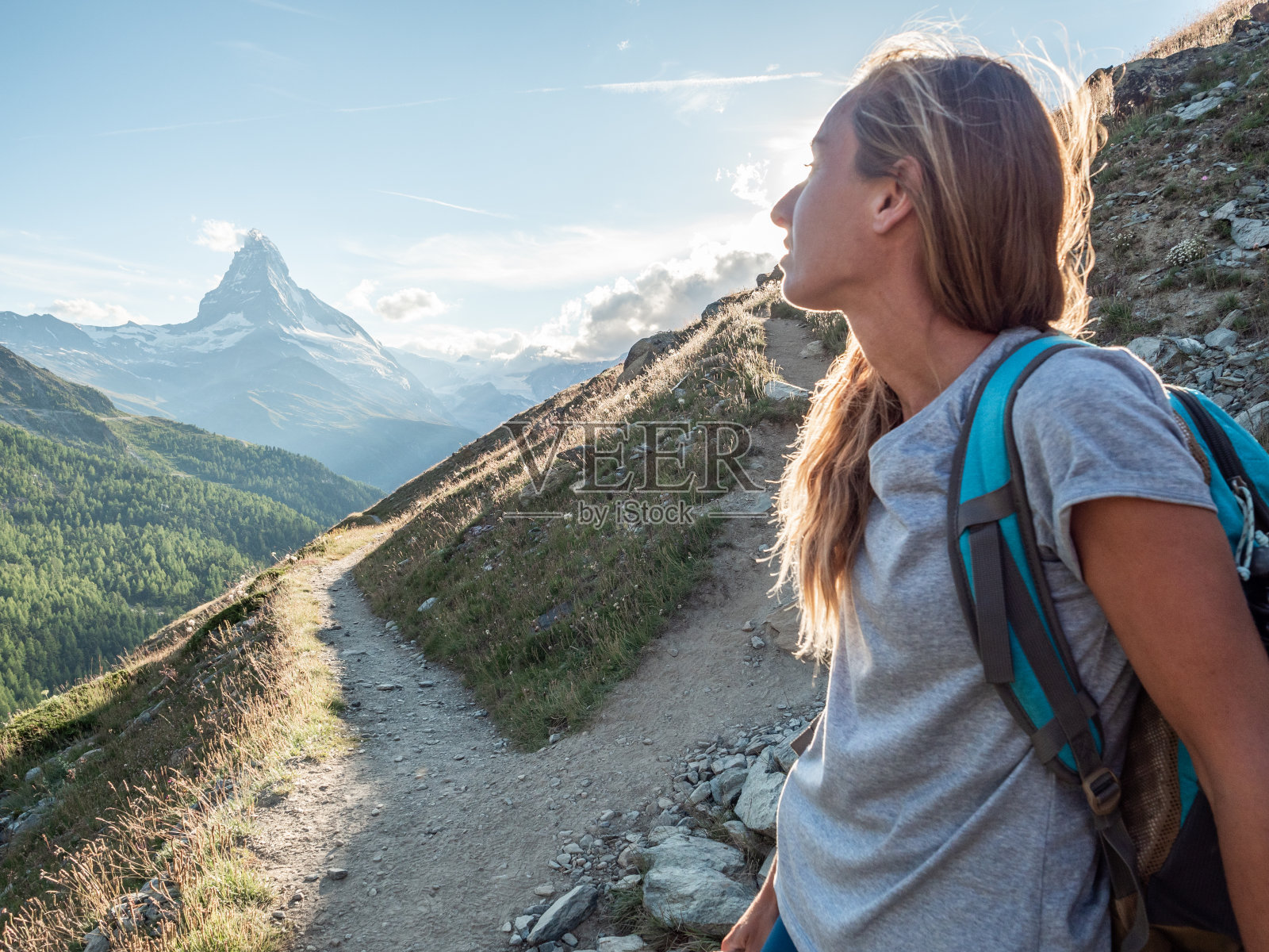 在瑞士阿尔卑斯山徒步旅行的女人照片摄影图片