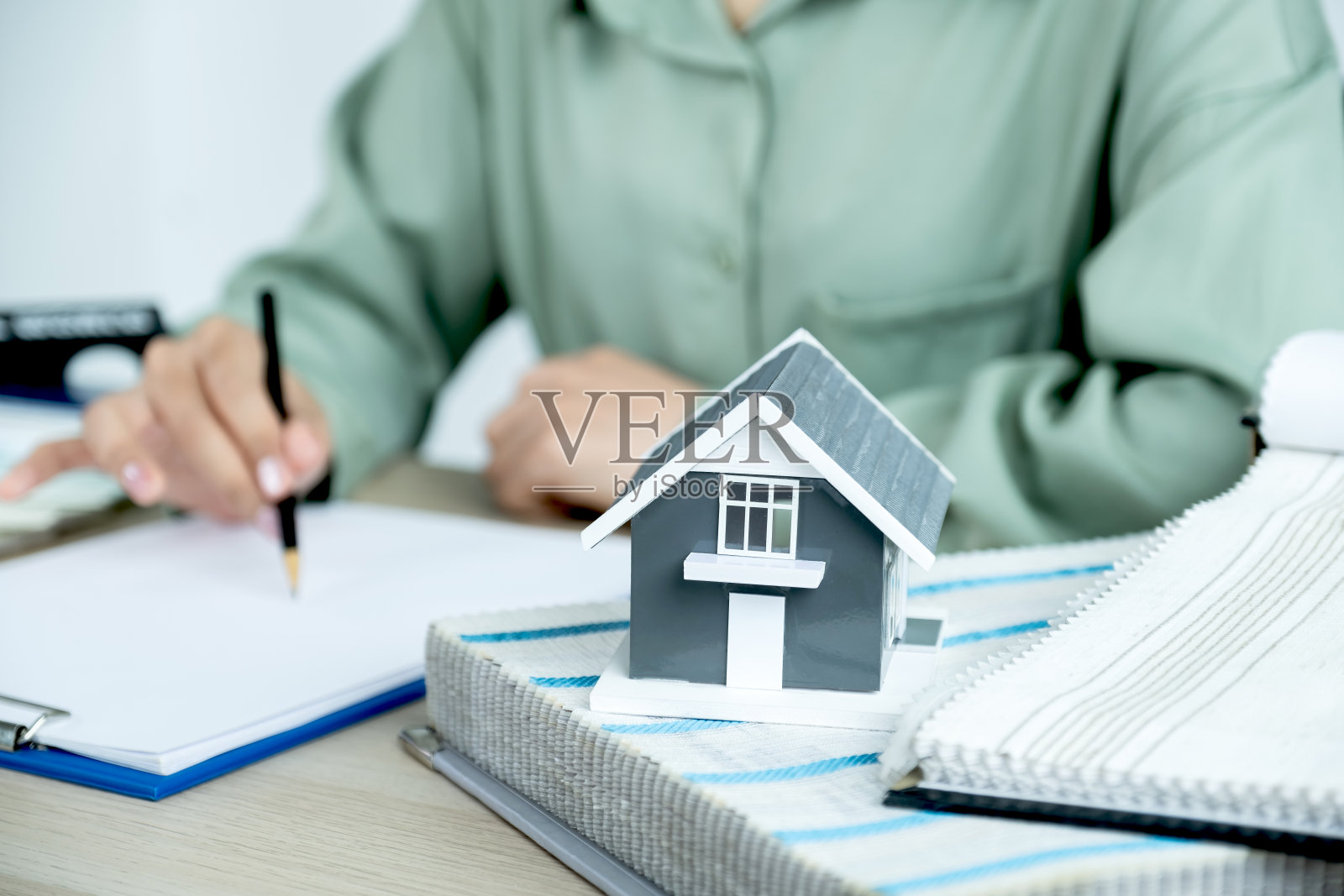 站在房前的房屋模特和室内代理商正在展示房子和室内装饰的窗帘照片摄影图片