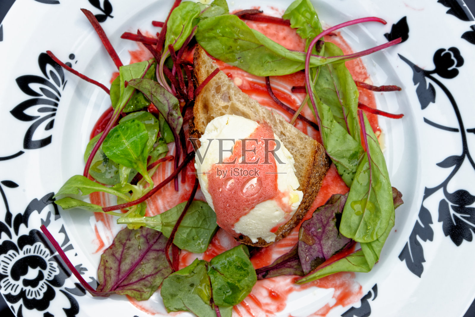 意式烤面包配山羊奶酪和甜菜根慕斯照片摄影图片