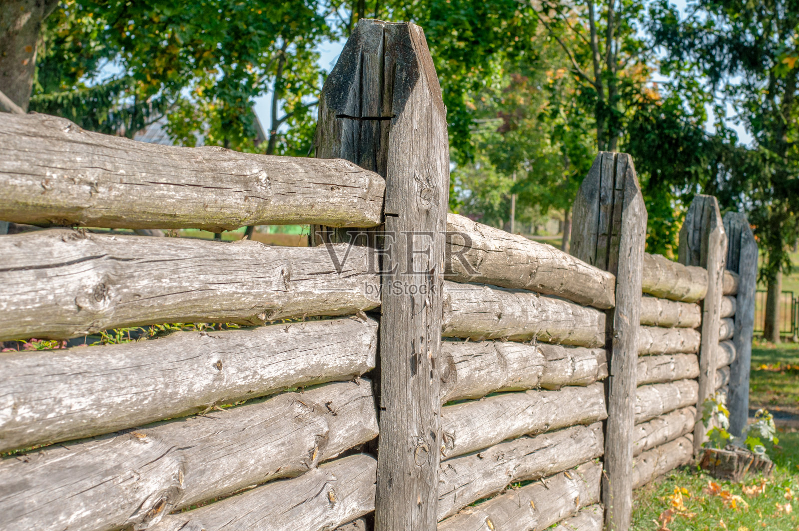 中世纪用深色圆木做成的有山墙的木篱笆照片摄影图片