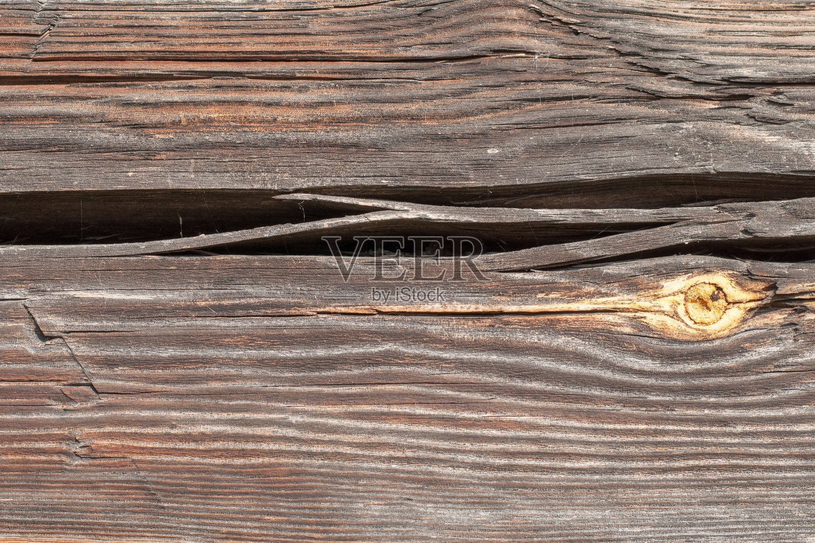 破旧的松木墙用亚麻丝束绝缘。有选择性的狭隘照片摄影图片