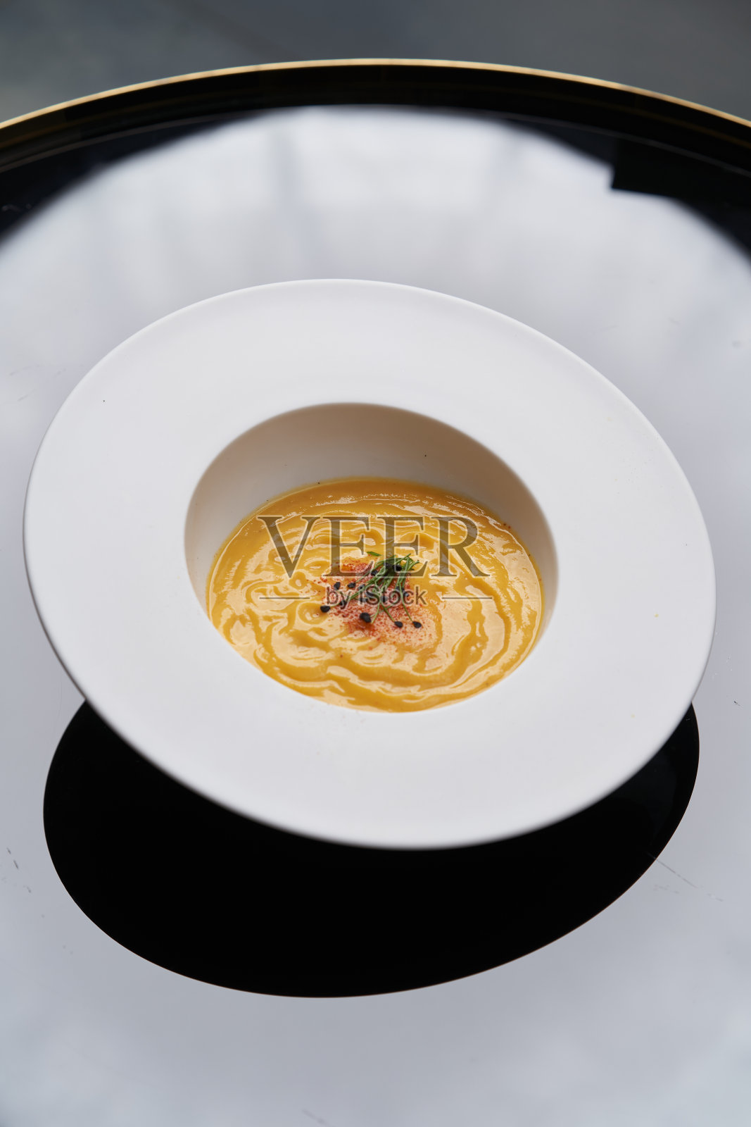 香料南瓜奶油汤，健康素食照片摄影图片