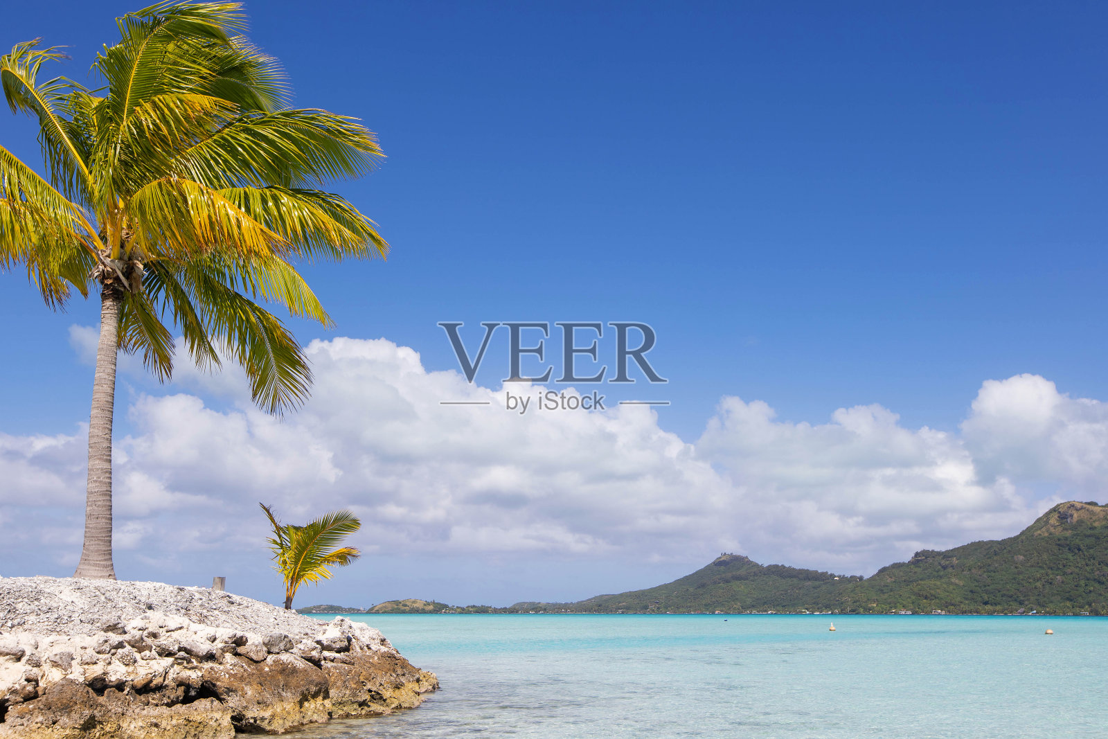 热带博拉博拉岛的一个小岛照片摄影图片