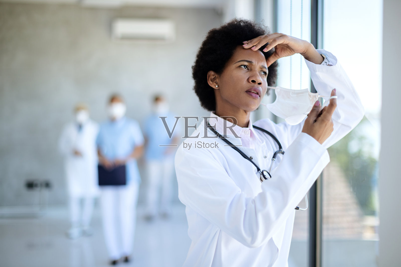 我得脱下面具一会儿!照片摄影图片