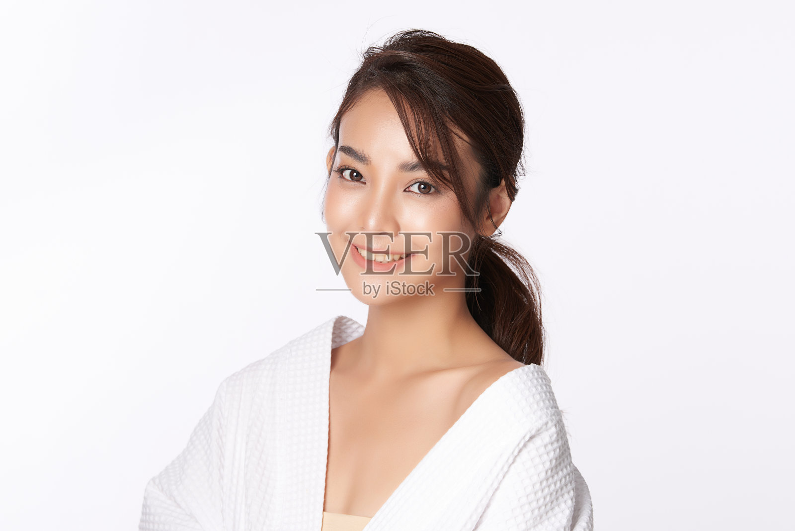 美丽的年轻亚洲女人与干净的新鲜的皮肤在白色的背景，面部护理，面部治疗，美容，美容和水疗，亚洲妇女肖像照片摄影图片