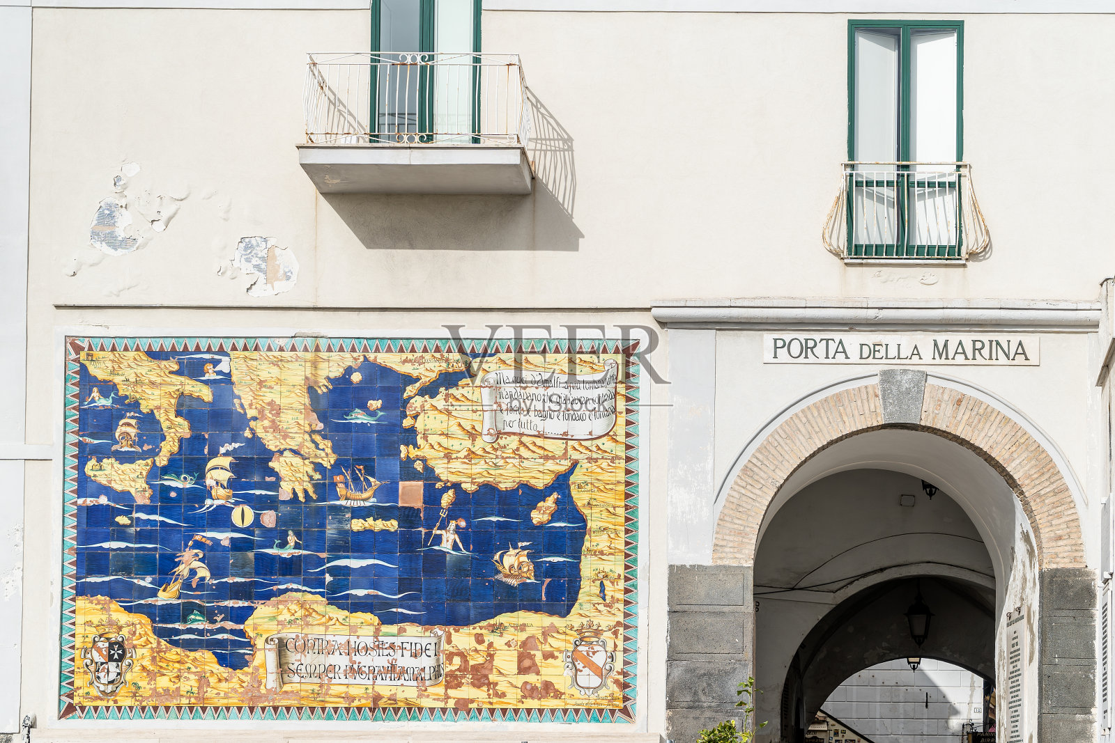 位于意大利阿马尔菲的德拉玛丽娜门，古老的桑达拉门，是中世纪进入意大利阿马尔菲市的入口之一照片摄影图片