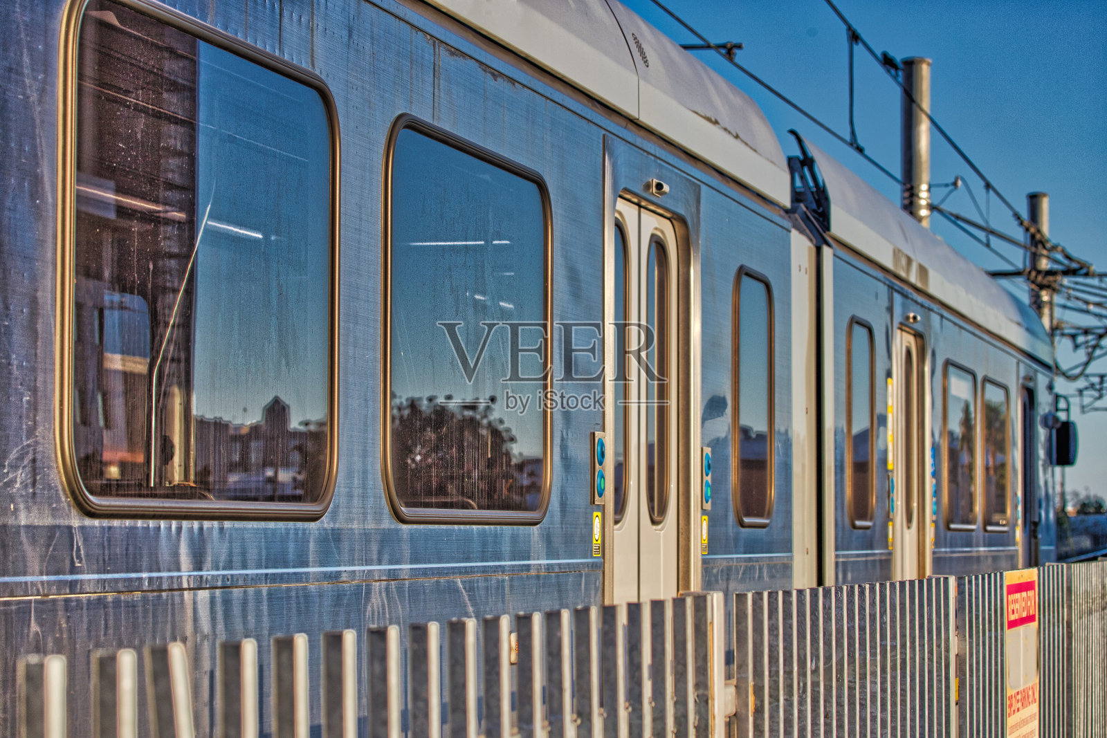 洛杉矶地铁黄金L线列车侧视图照片摄影图片