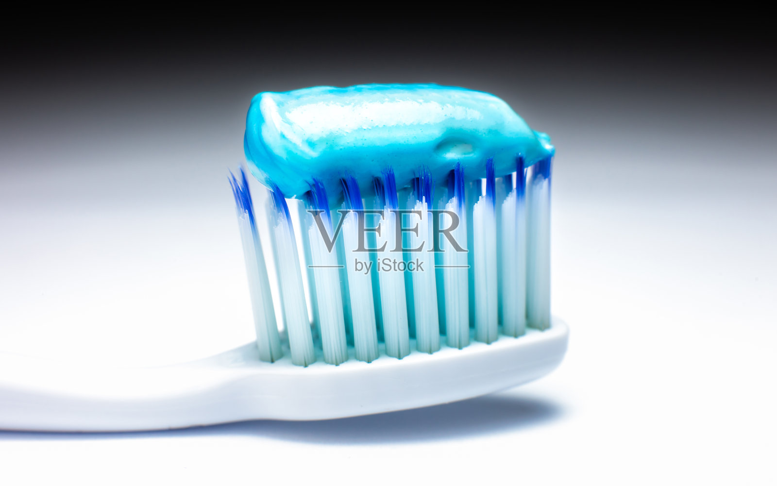 牙刷和牙膏靠近。清洁牙齿的概念。照片摄影图片