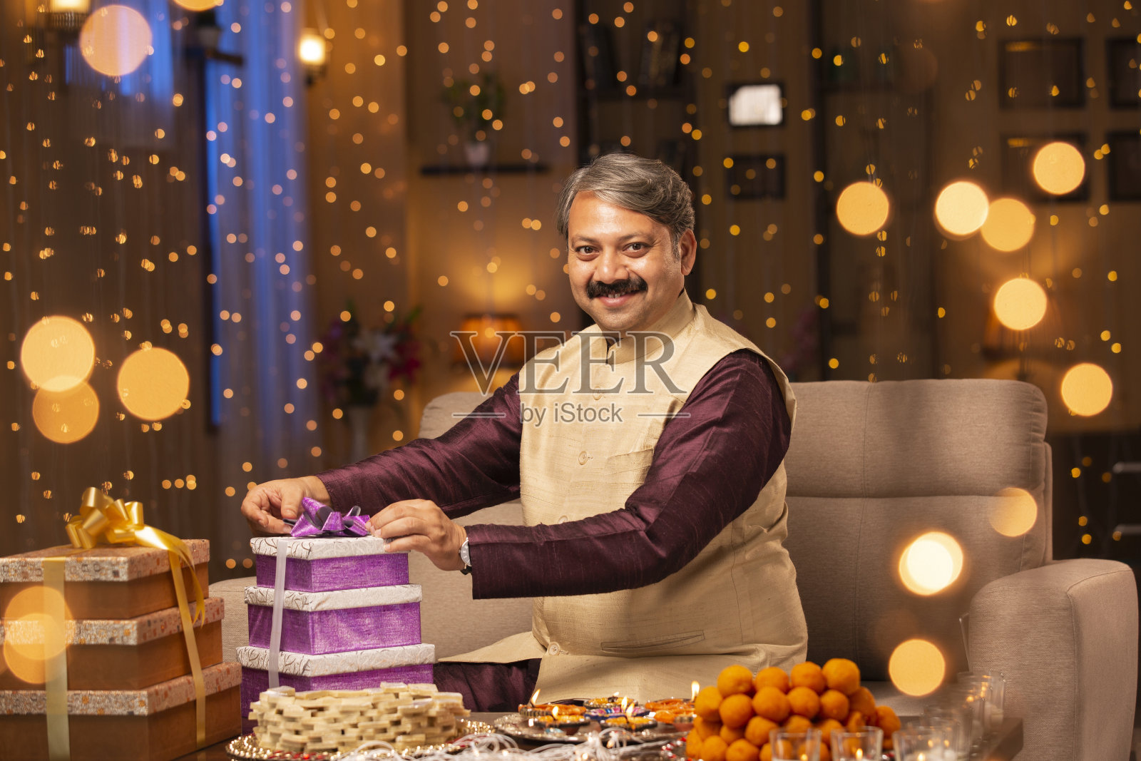 男子排灯节庆祝-库存照片照片摄影图片