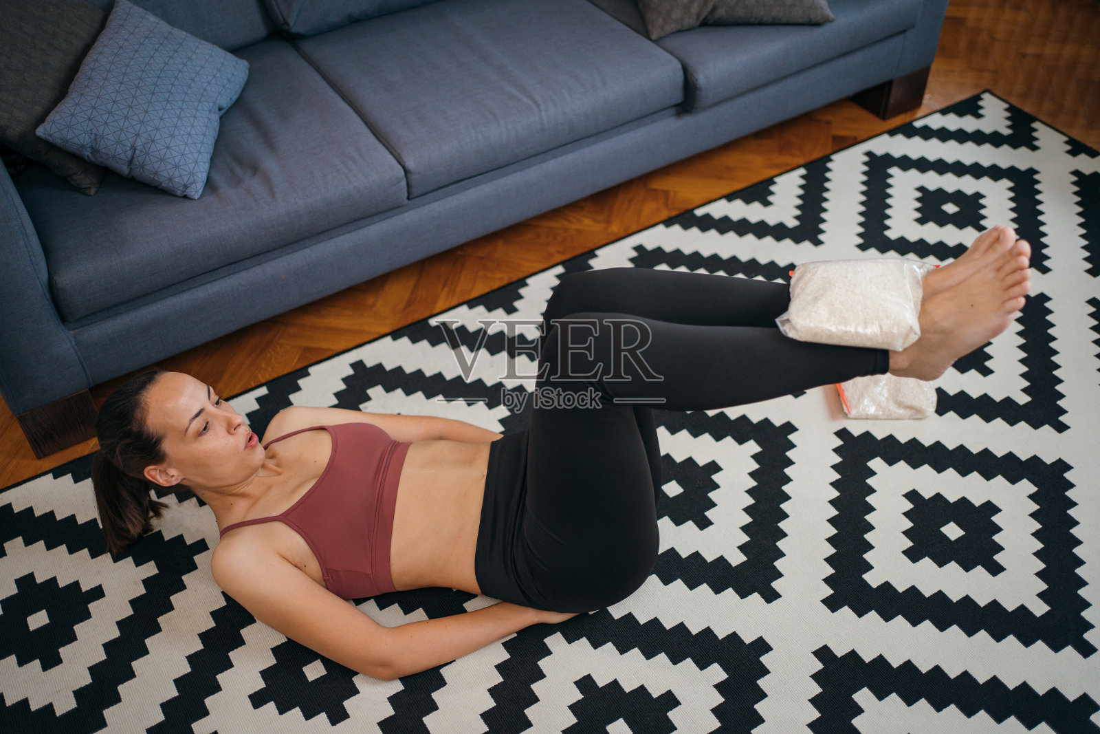 妇女在家锻炼照片摄影图片