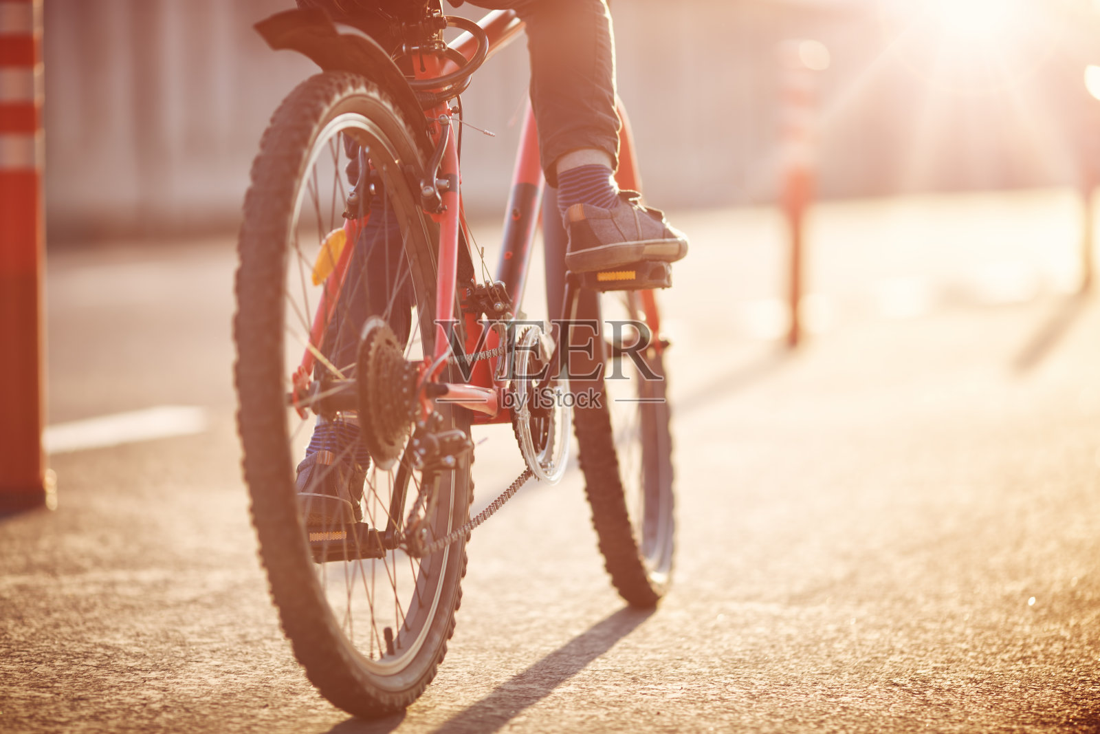 骑自行车的孩子照片摄影图片