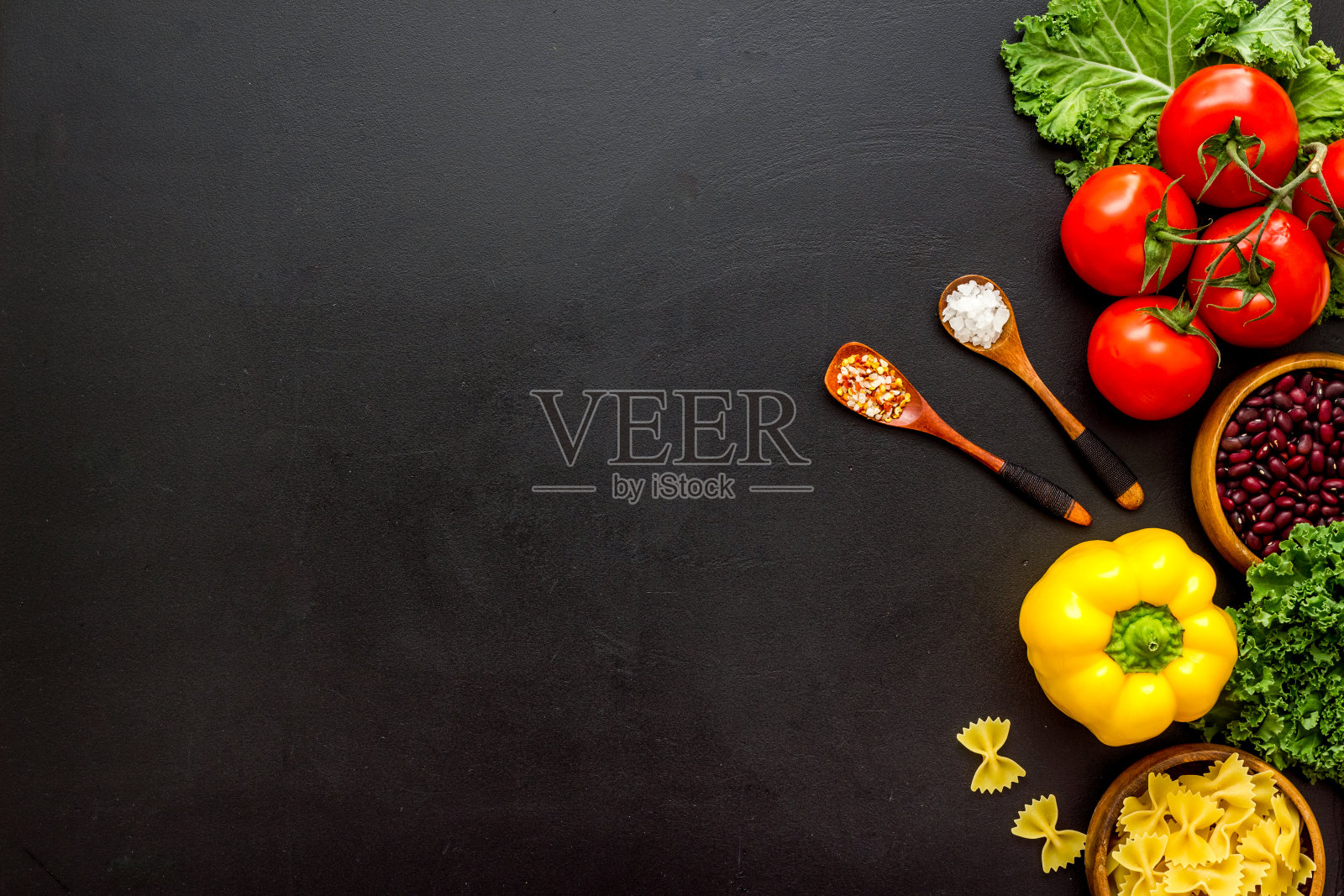 用生蔬菜、豆类和香草清洁饮食理念照片摄影图片