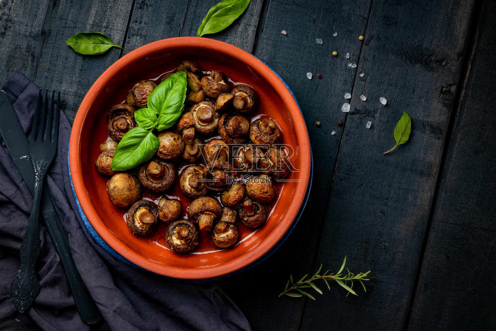 烤香槟酒与香料在一个黑色的背景，俯视图。素食照片摄影图片