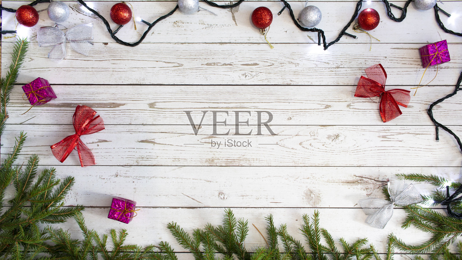 圣诞节的背景。新的一年,Flatlay。绿色圣诞树与节日装饰和玩具在一个轻木制背景照片摄影图片