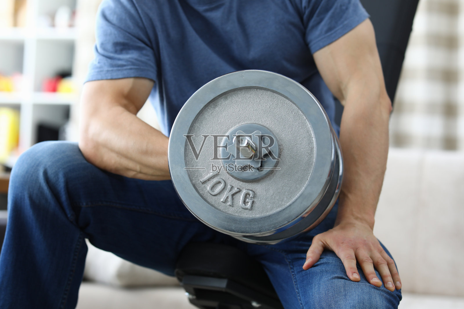 在舒适的客厅里训练照片摄影图片