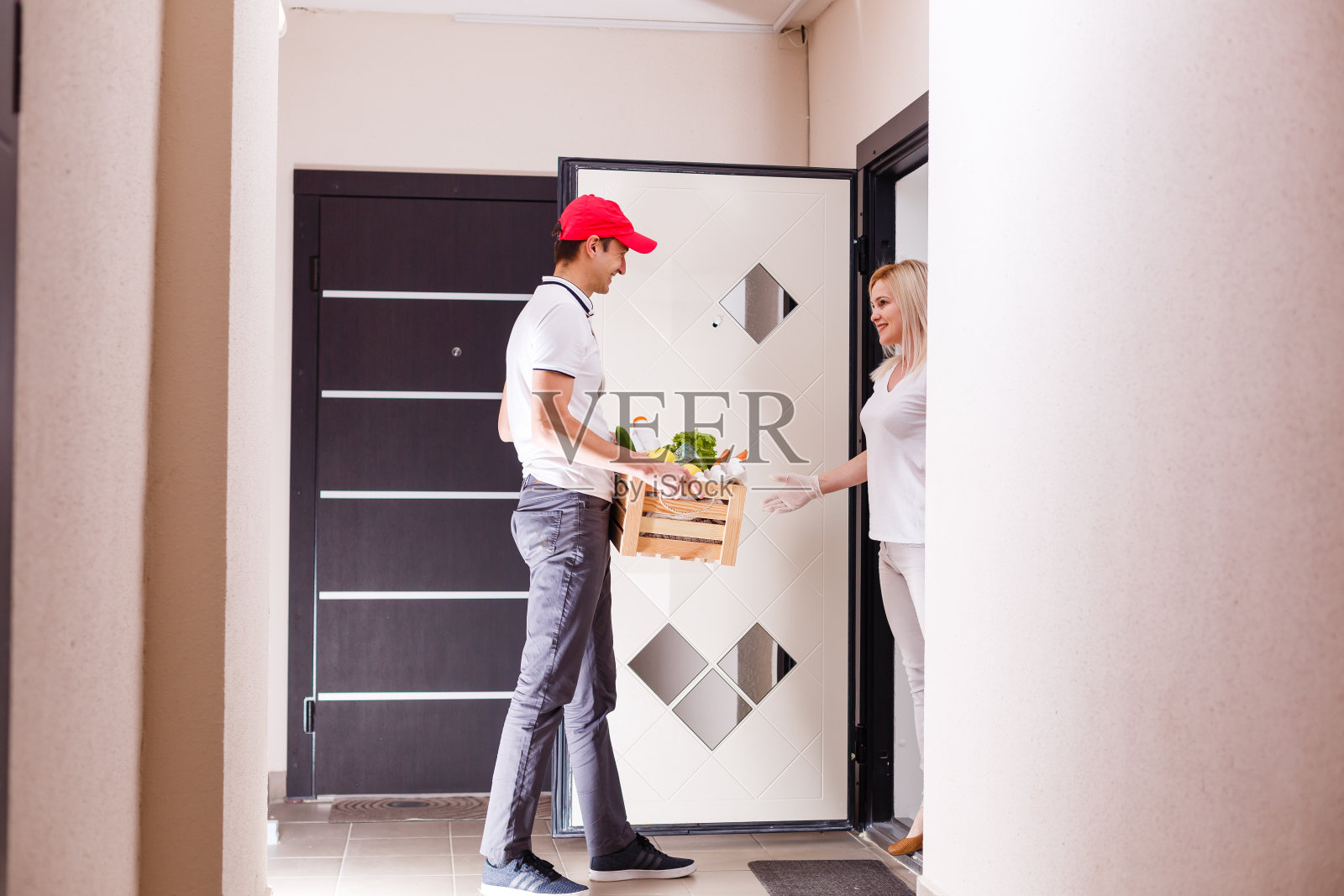 客户端和快递员在订单转移过程中，横向照片摄影图片