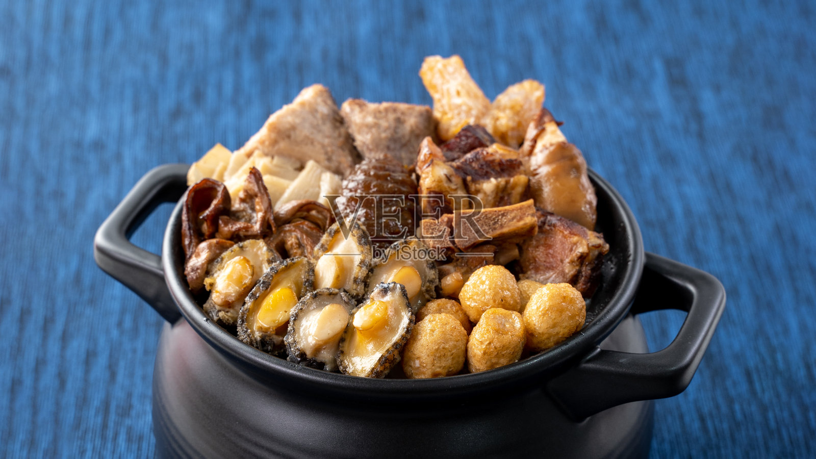 中国农历新年的传统食物，佛跳墙，中国汤砂锅菜，佛的诱惑，名为佛跳强，近。照片摄影图片