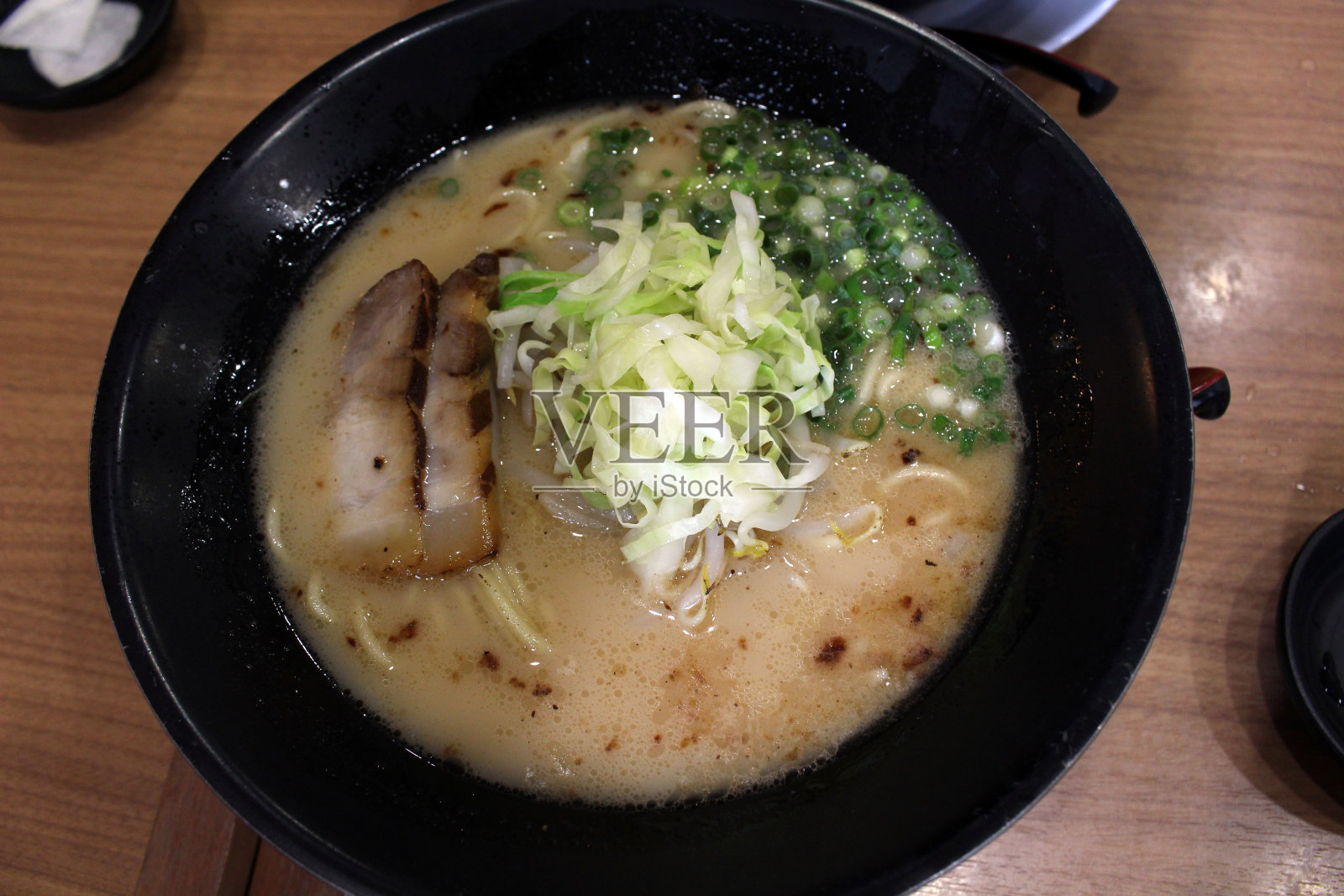 一碗猪肉拉面，日本鹿儿岛。照片摄影图片