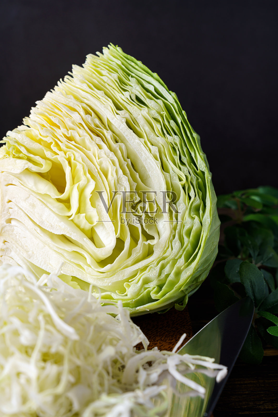 木桌上放着新鲜卷心菜照片摄影图片