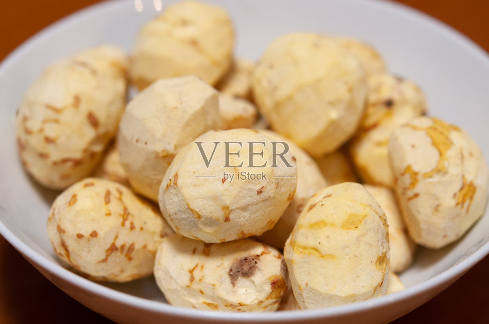 一束栗子的特写图像，壳被移除，准备煮。秋天的味道。照片摄影图片