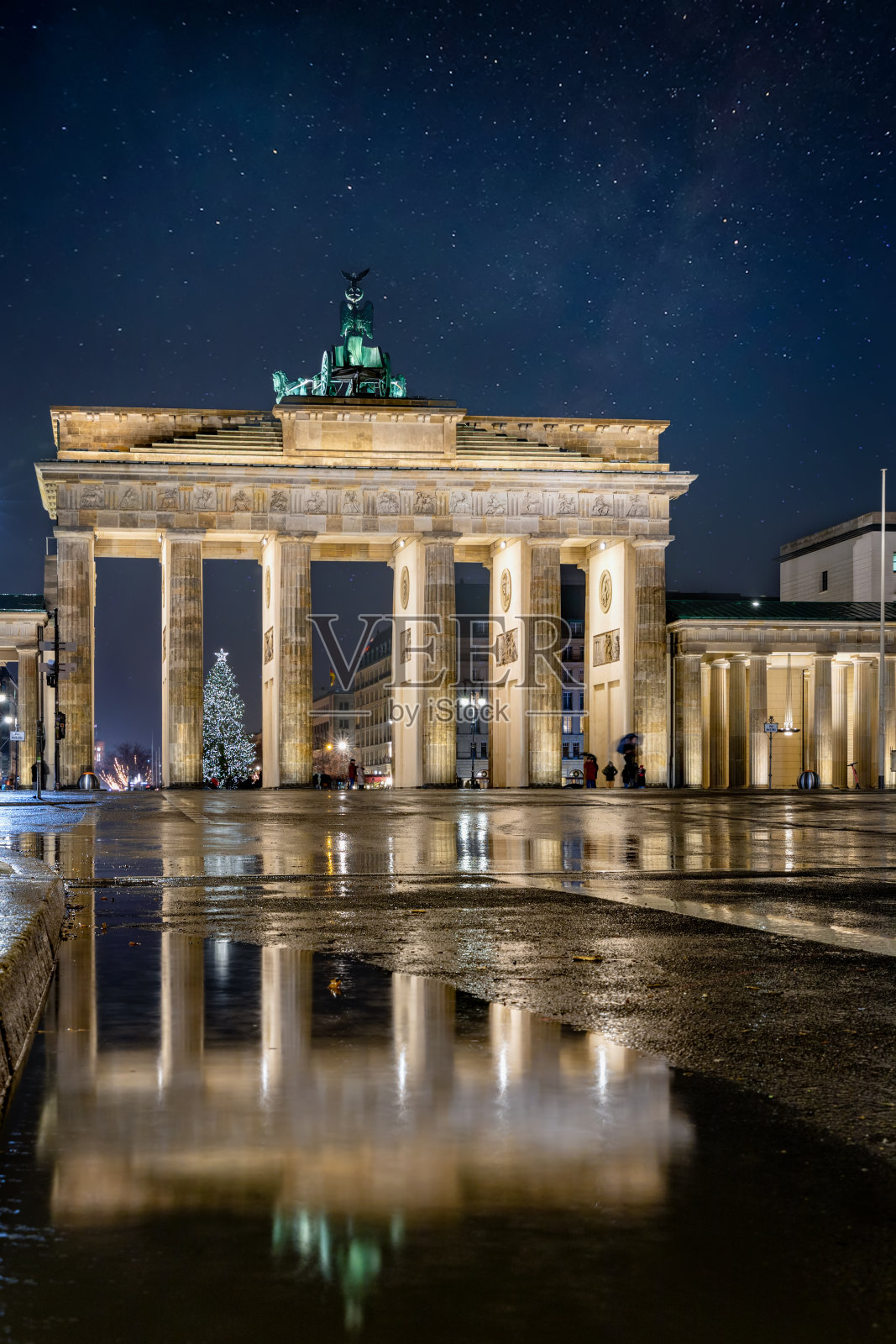 柏林勃兰登堡门的夜景，在雨坑中倒影照片摄影图片
