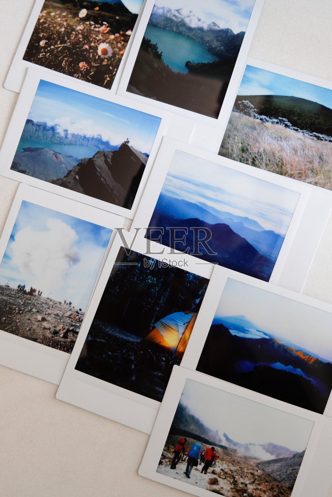 桌上摆着几张宝丽来照片。照片摄影图片